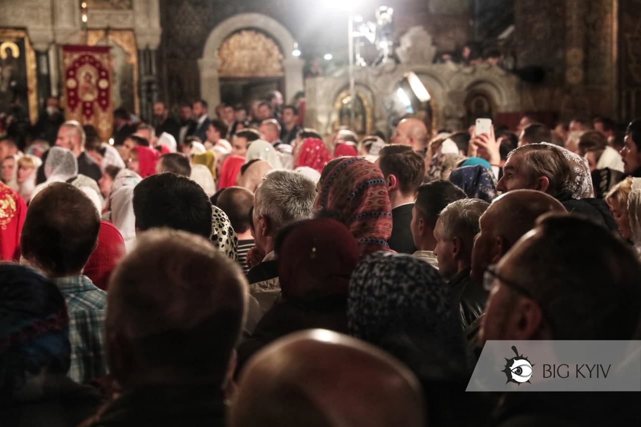 У Києво-Печерській Лаврі парафіяни масово порушували карантин: фото і відео з місця богослужіння