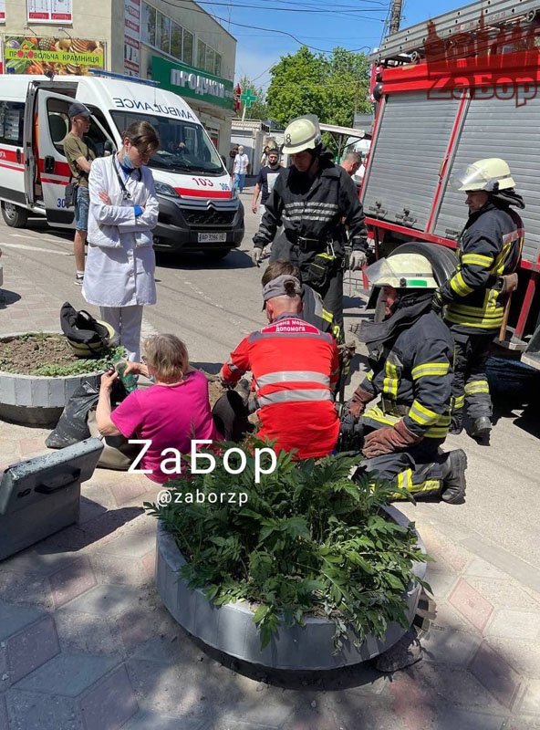 В Запорожье женщина провалилась под землю возле больницы: пришлось вызывать спасателей