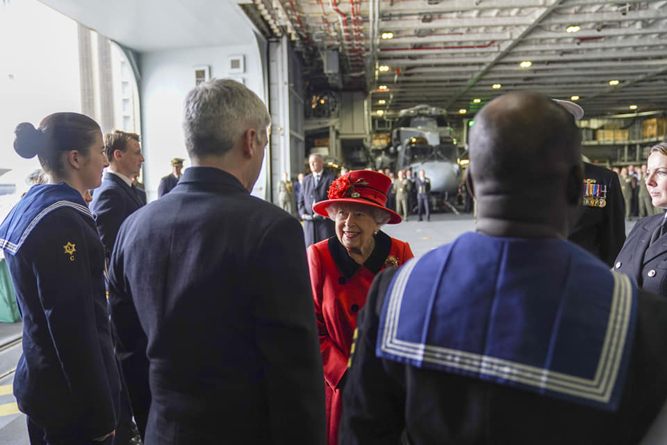 Елизавета II вышла в свет вся в красном и с сияющей улыбкой (фото)