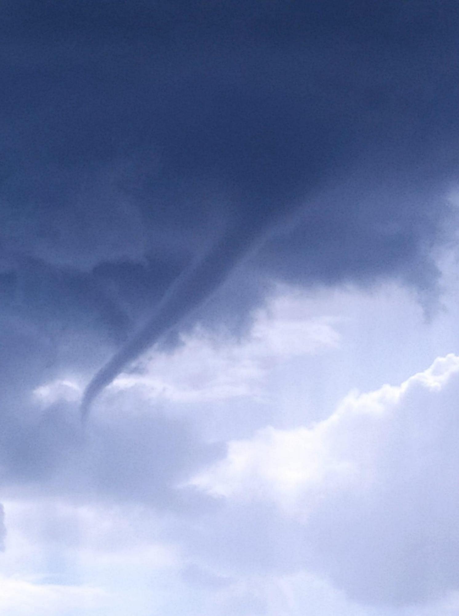 Жителів міста під Дніпром налякав незвичайний смерч у небі (фото)