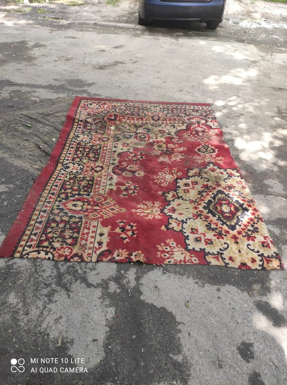 В Киеве люди "залатали" ямы на дороге коврами (фото)