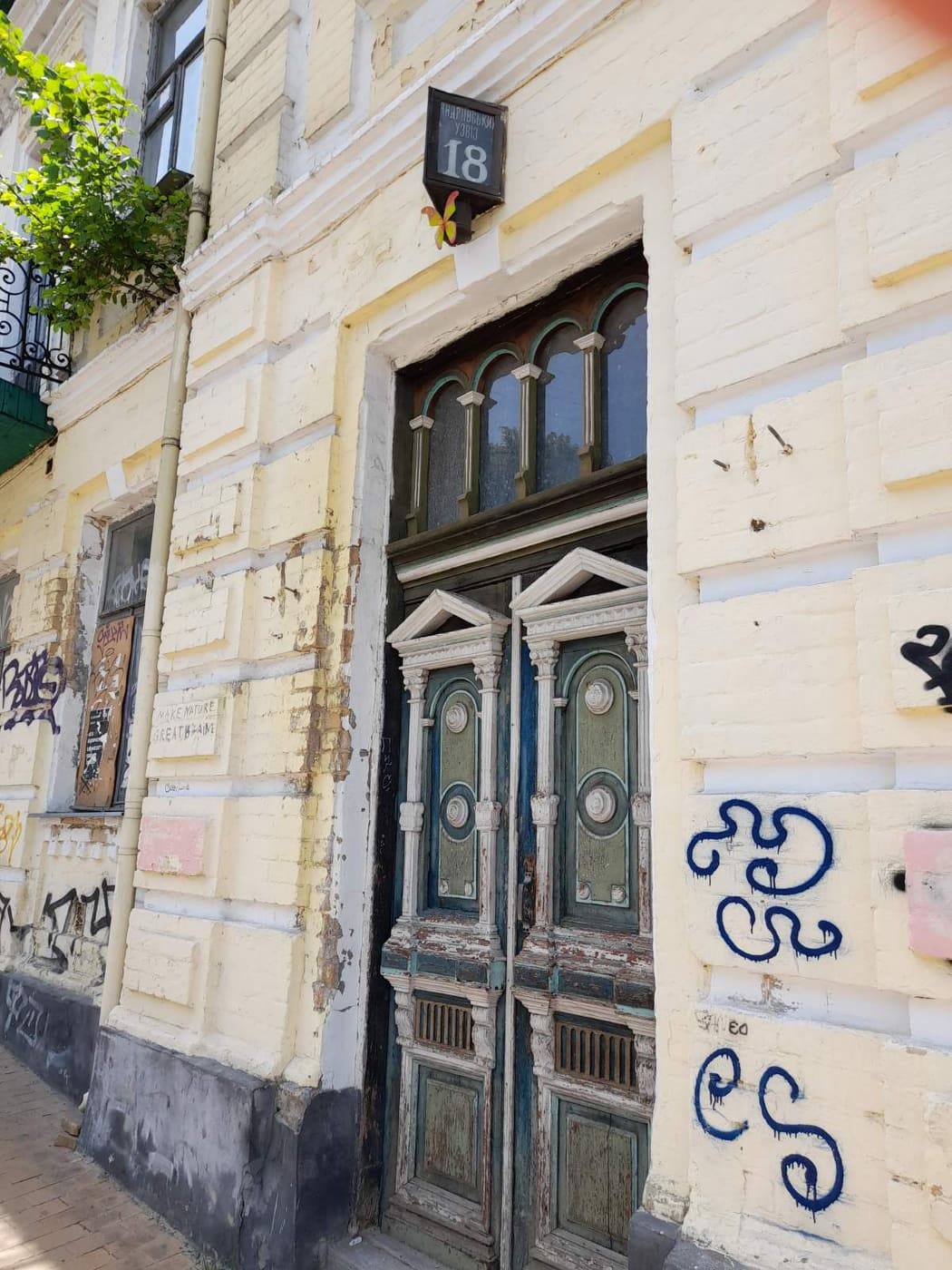 У центрі Києва обвалився дах історичної будівлі, якій 130 років (фото)