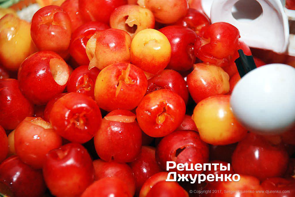 Кулинар раскрыл секрет варенья из черешни, добавив в ягоды особый ингредиент