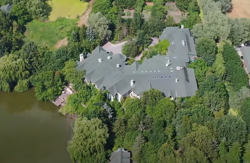 Широкий канал і вітряні млини: як виглядає елітна резиденція Ющенко під Києвом