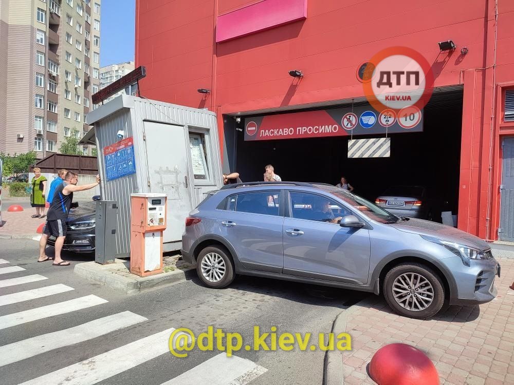 В Киеве женщина протаранила будку парковщика, которая упала на авто: фото и видео инцидента