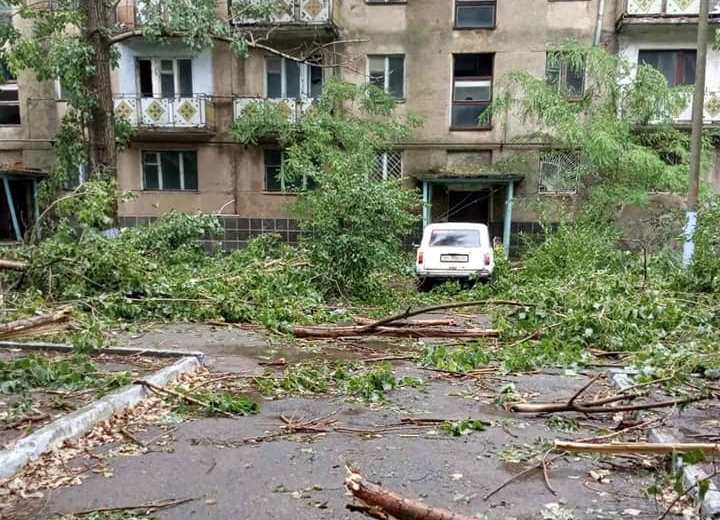 Дахи літали, а дерева виривало з асфальтом: ураган наробив біди під Одесою