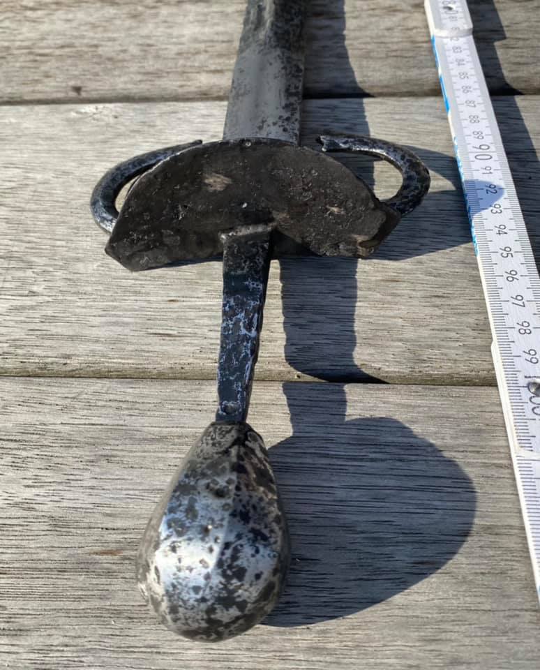 Под Тернополем археологи нашли уникальный 500-летний меч (фото)