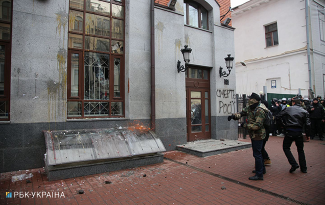 В Киеве крушили окна "Сбербанка", "Альфа-Банка" и "Россотрудничества"