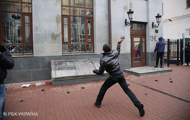 В Киеве крушили окна "Сбербанка", "Альфа-Банка" и "Россотрудничества"
