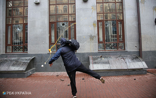В Киеве крушили окна "Сбербанка", "Альфа-Банка" и "Россотрудничества"