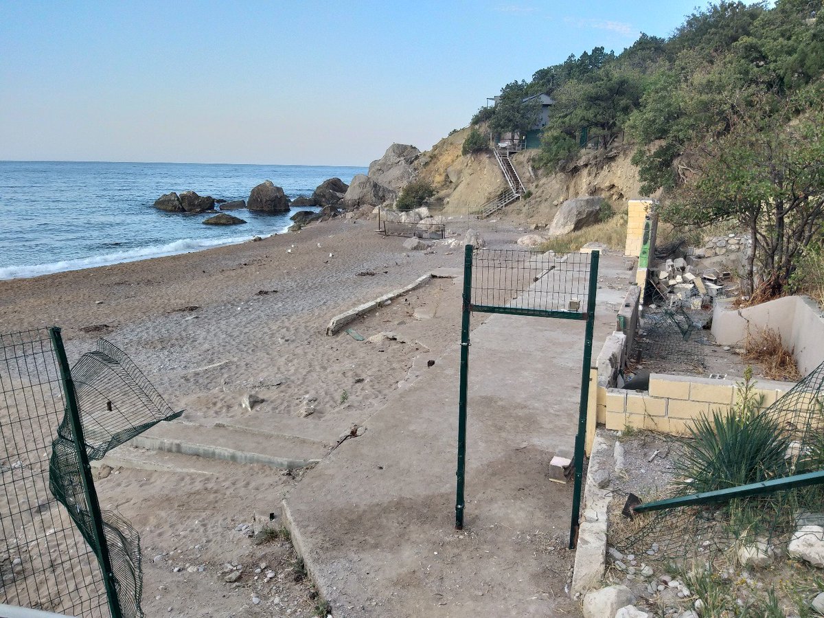 В оккупированном Крыму Минобороны РФ зацапало очередной пляж: появились фото