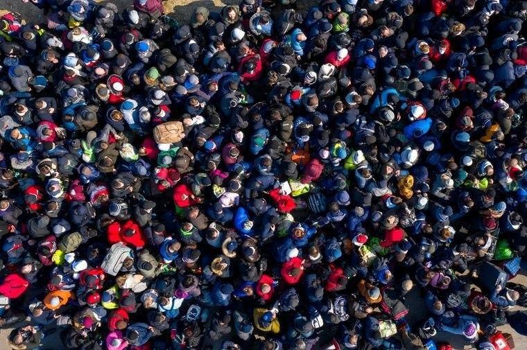 Украинцев &quot;вытягивают&quot; через границу волонтеры и спасатели: гигантские очереди показали с неба