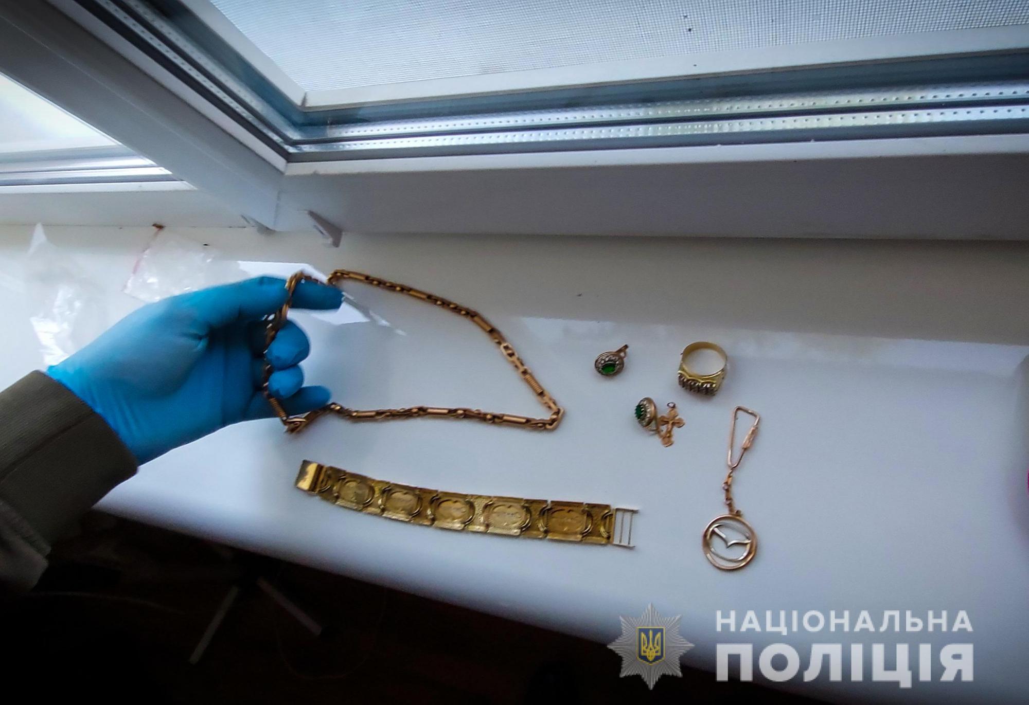 Аферистки &quot;зняли пристріт&quot; з українки майже за мільйон: поліція просить про допомогу