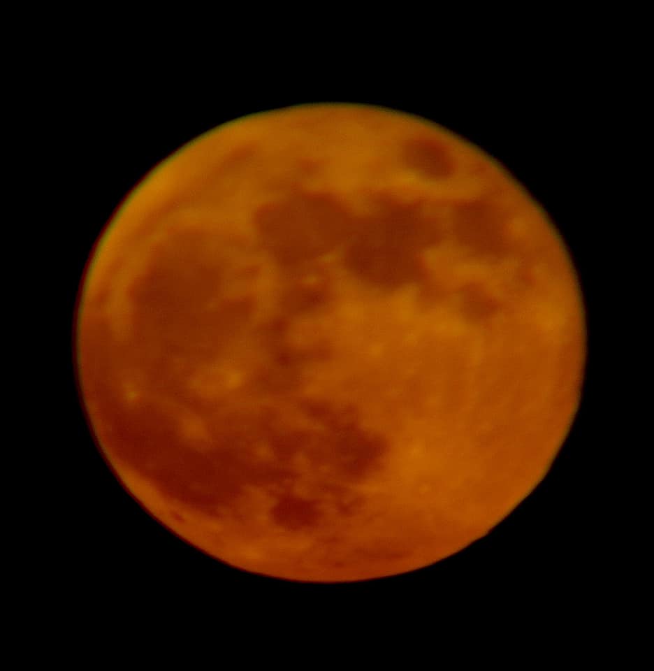 Кровавое Суперлуние: редкое зрелищное явление показали на видео и фото