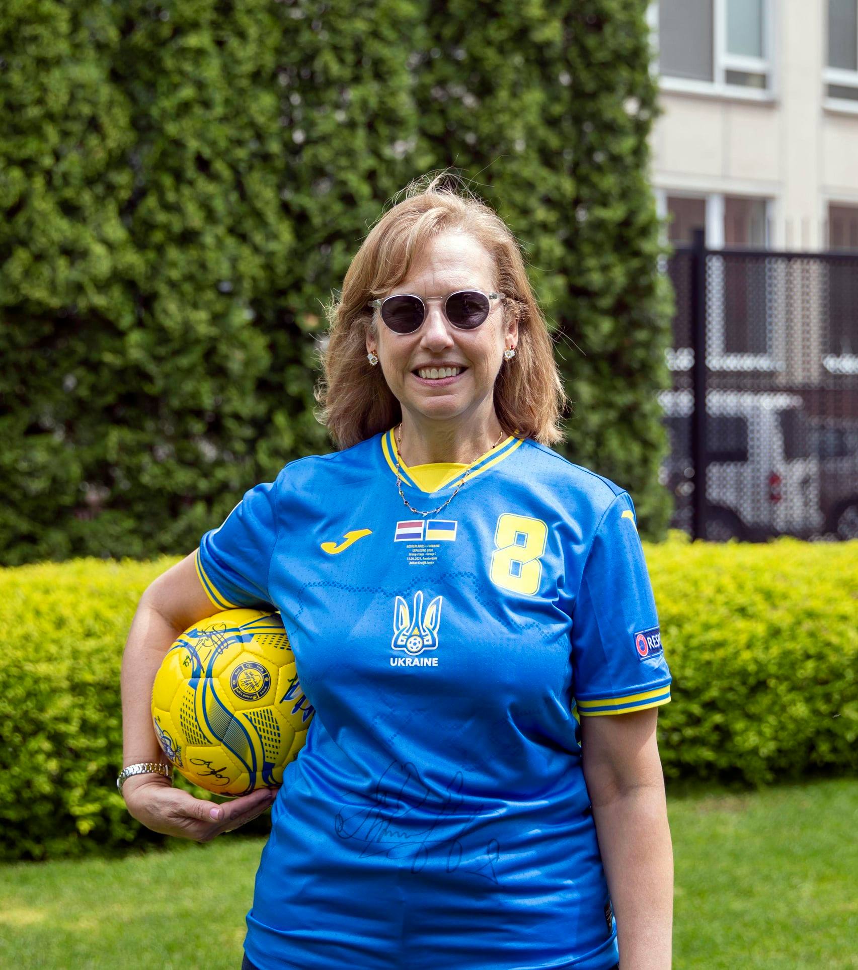 Форма збірної України для Євро: посольства різних країн влаштували яскравий флешмоб (фото)