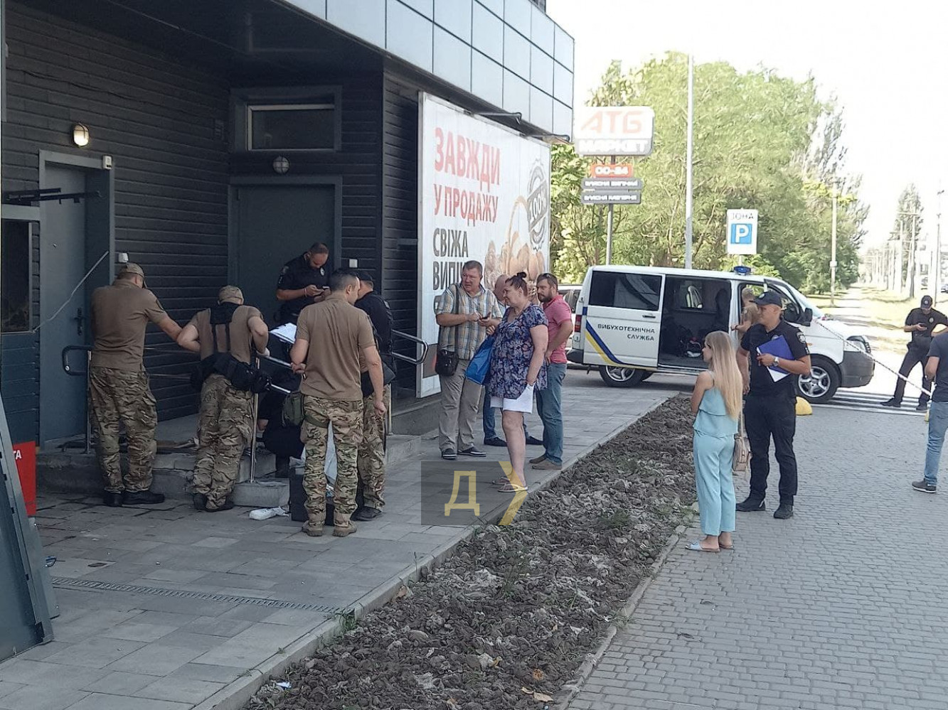 У відділеннях &quot;Нової пошти&quot; у Києві та Одесі підірвали саморобні бомби: фото з місця НП