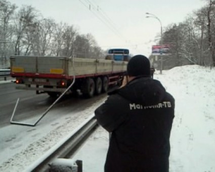 В Києві фура знесла зупинку, є постраждалі