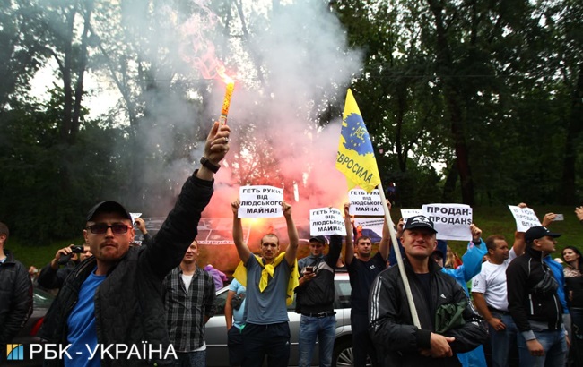 Под Радой продолжается митинг владельцев автомобилей на еврономерах (трансляция)