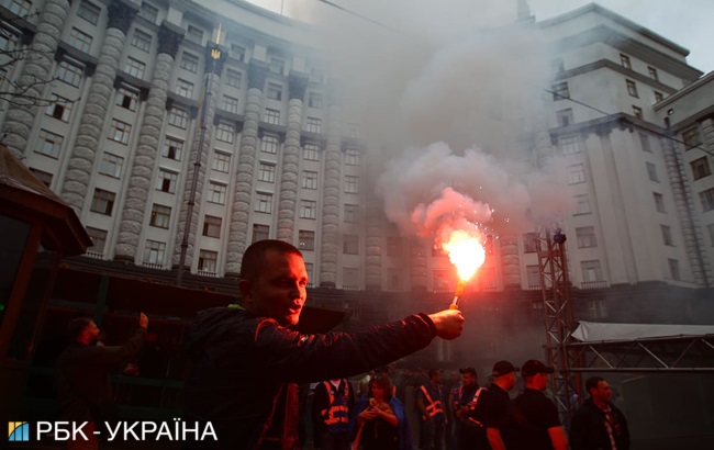 Под Радой продолжается митинг владельцев автомобилей на еврономерах (трансляция)