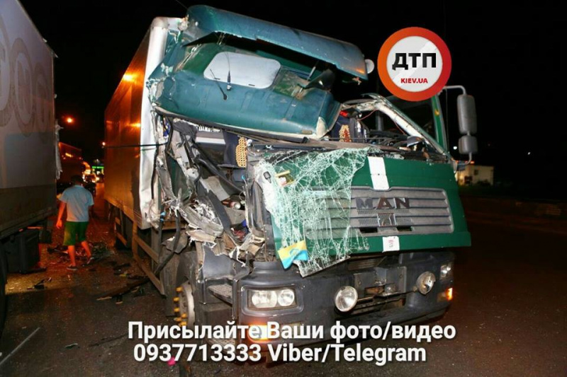 В Киеве на Лесной столкнулось две фуры