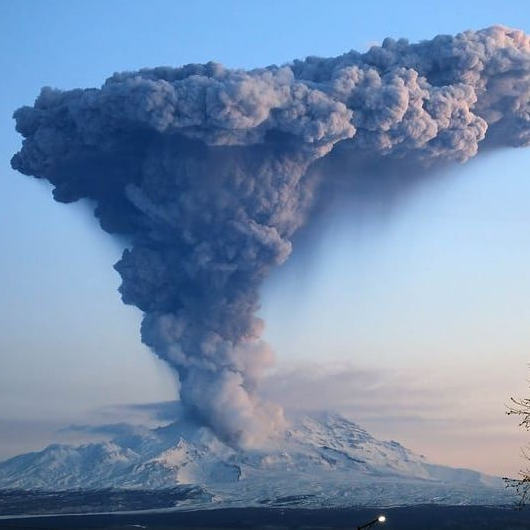 У Росії &quot;рвонув&quot; древній вулкан: потужне виверження потрапило на відео