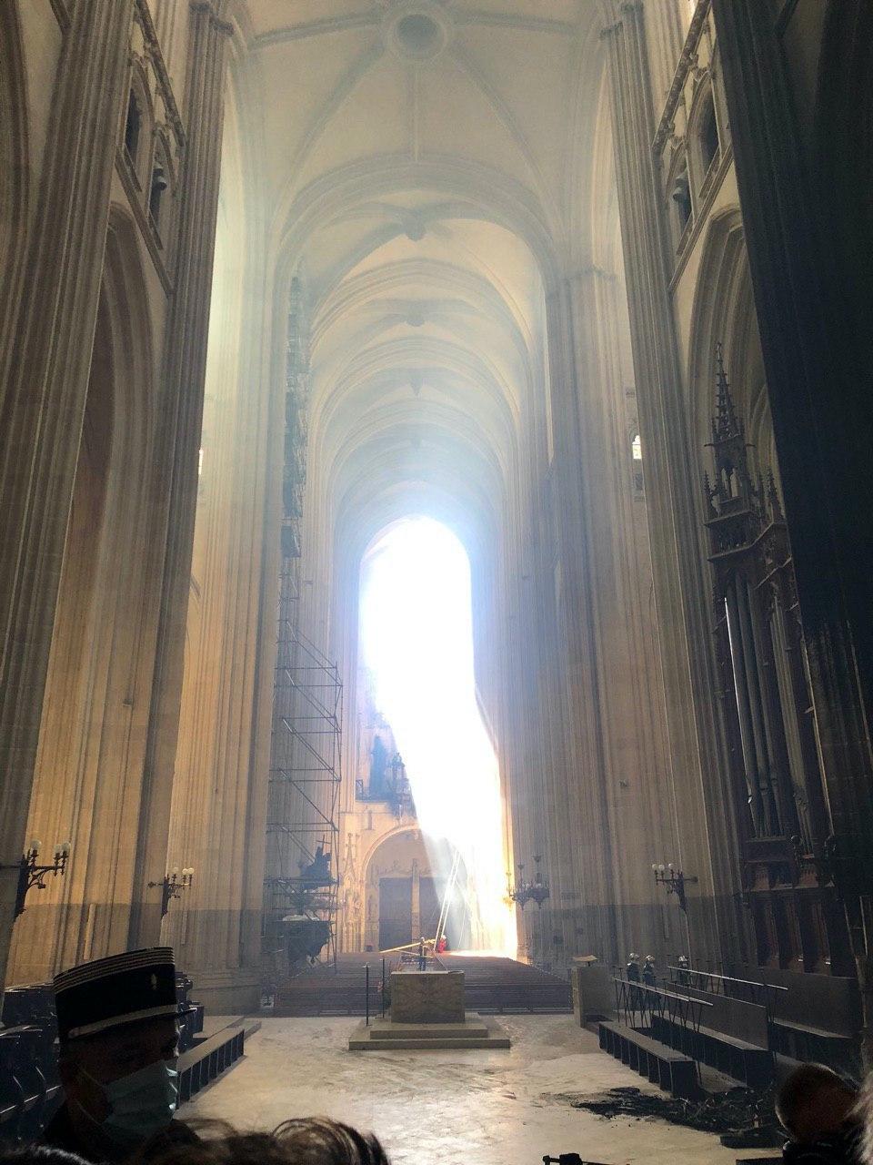 Як виглядає Нантський собор після пожежі: з'явилися фото зсередини