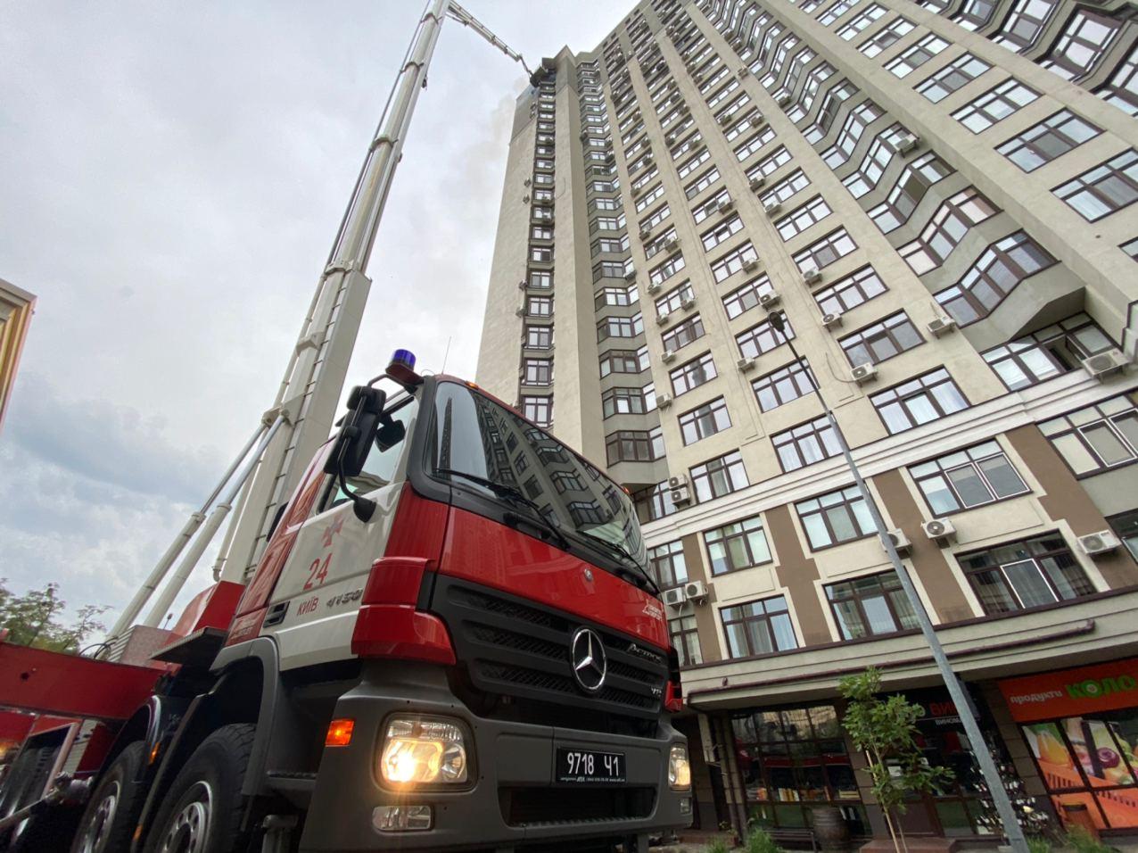 Пожар в новом ЖК Киева закончился трагедией: припаркованные авто не давали пожарным подъехать