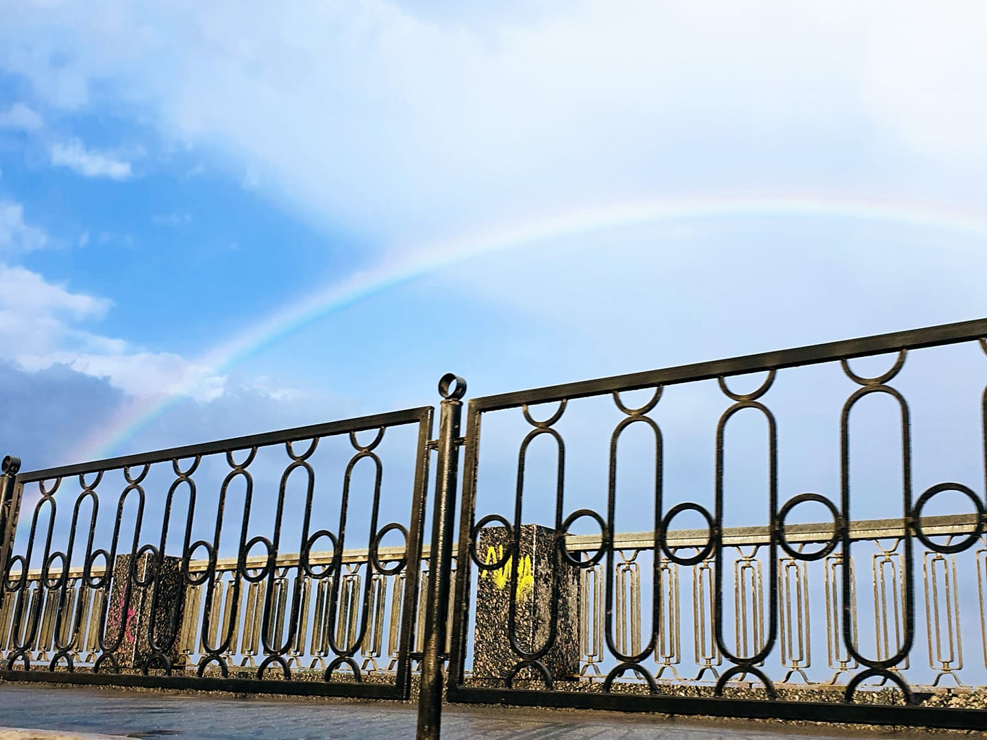 Над небом Києва розкинулася чарівна веселка-міст: &quot;весняна природа незабутня!&quot; (Фото)