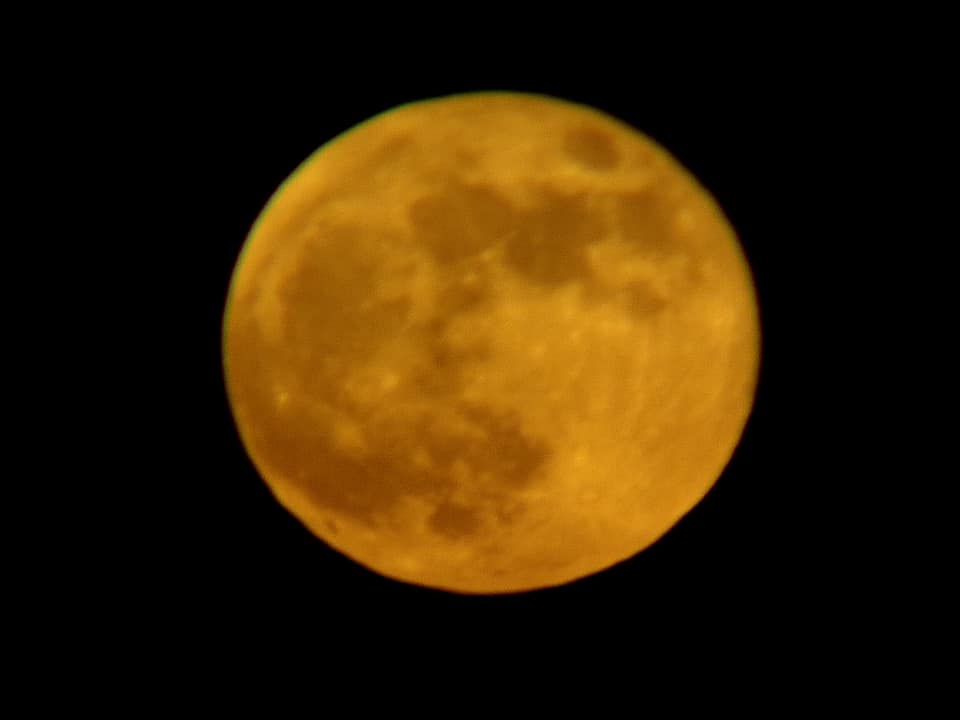 Кровавое Суперлуние: редкое зрелищное явление показали на видео и фото