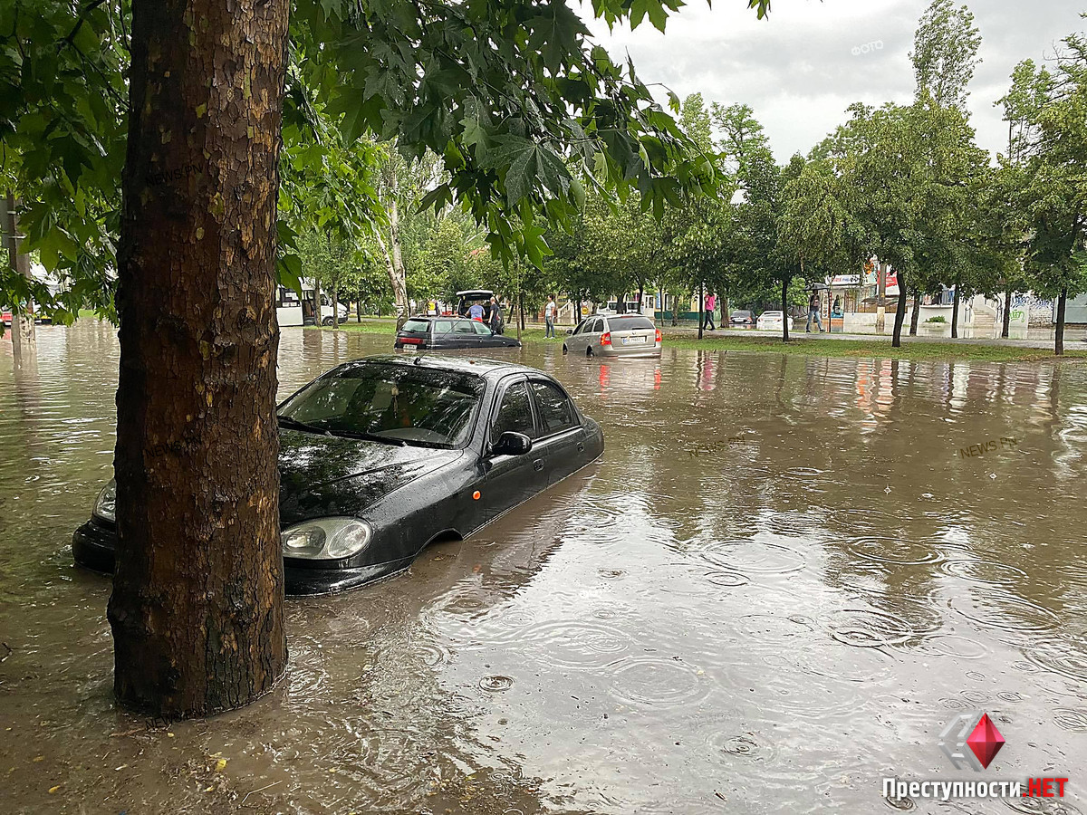 В Николаеве ливень затопил центр города: авто оказались по окна в воде