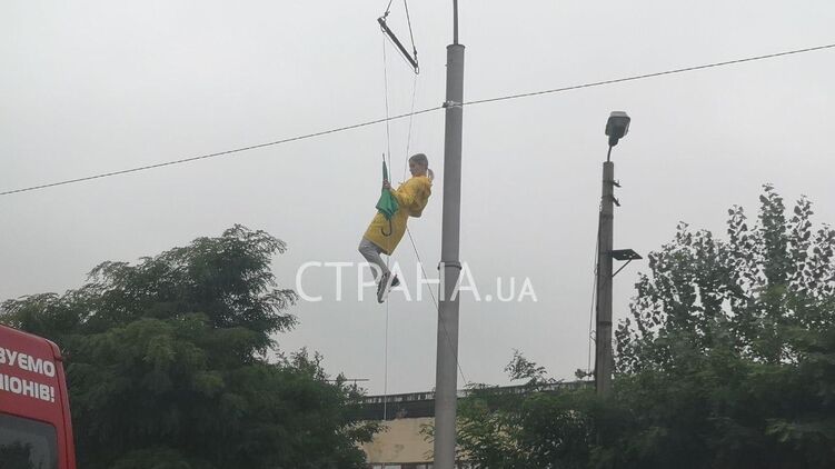 Верещук другий день "літає" над Києвом і тепер провокує пробки (фото)