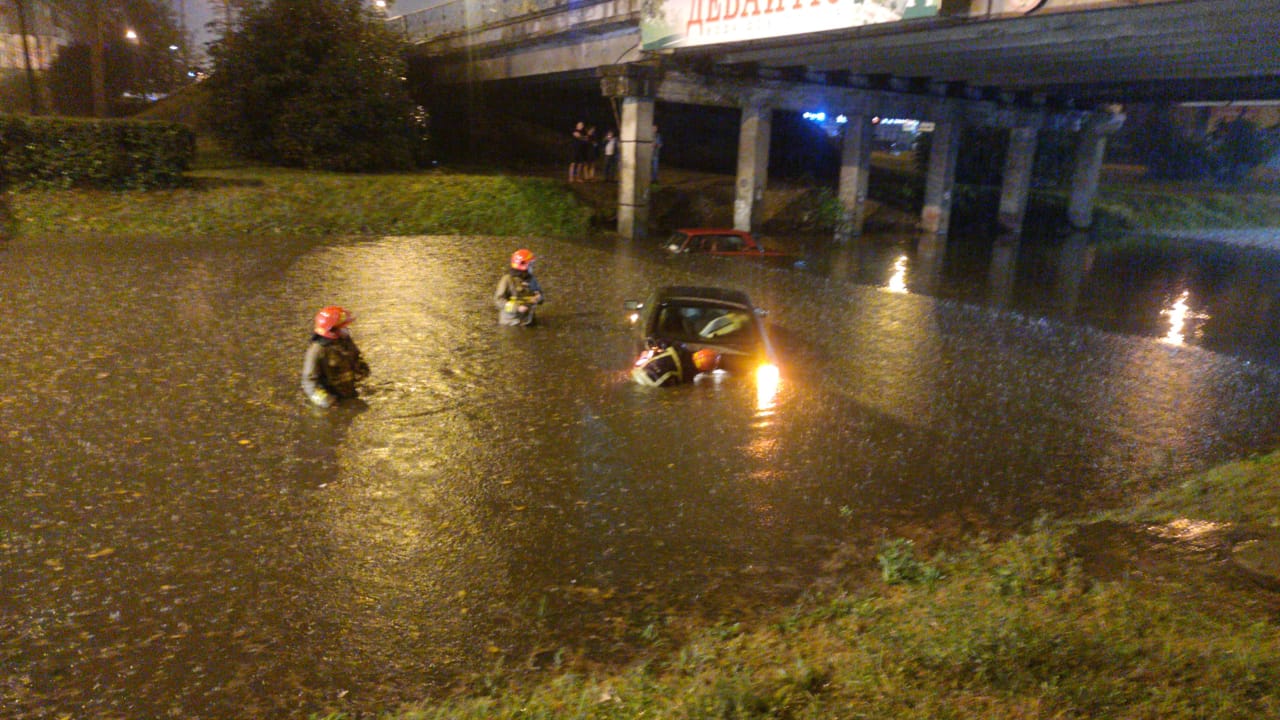 Ливень в Ивано-Франковске: из затопленного авто пришлось спасать людей