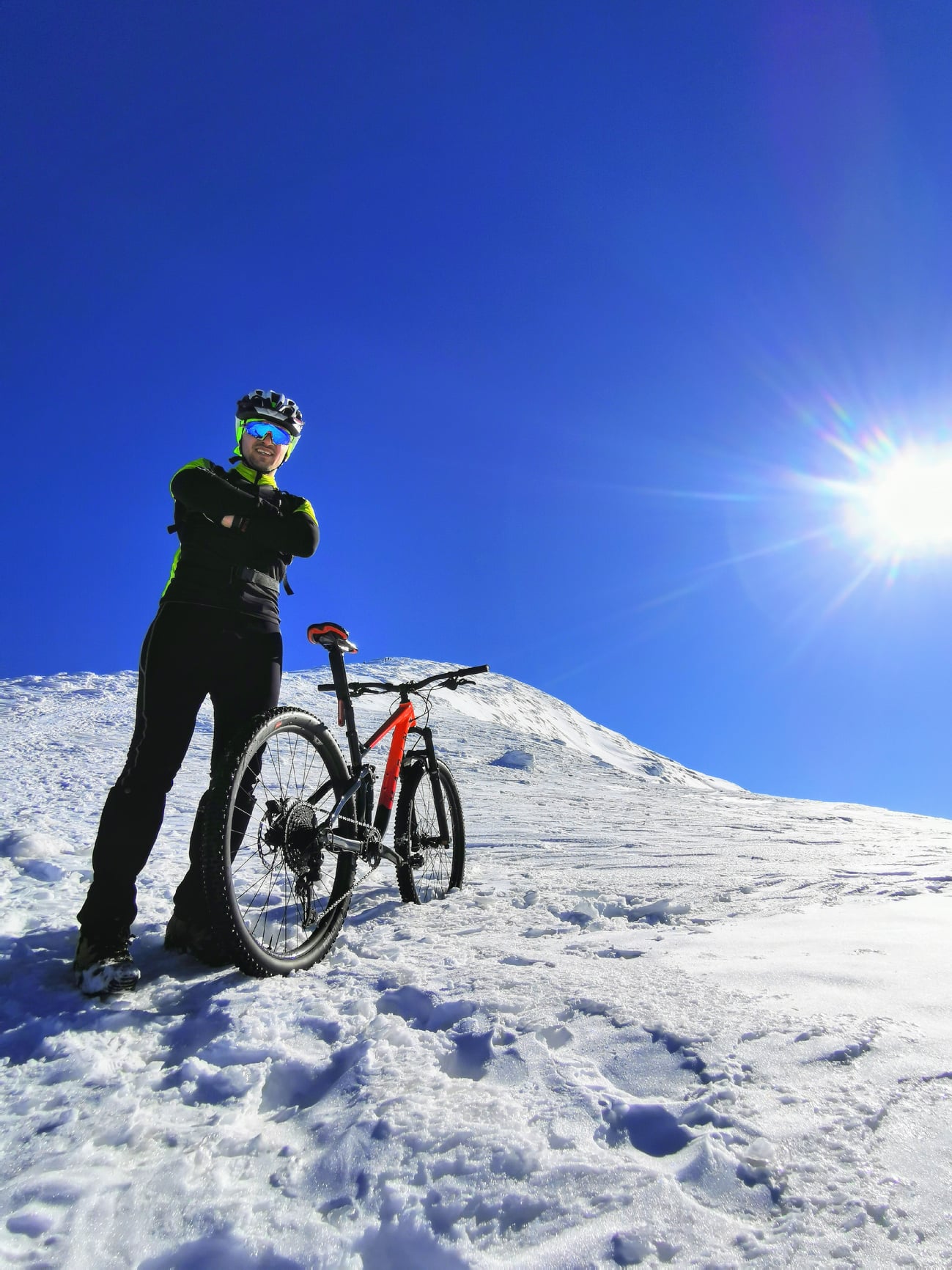 Украинец на велосипеде покорил заснеженную Говерлу: впечатляющие фото