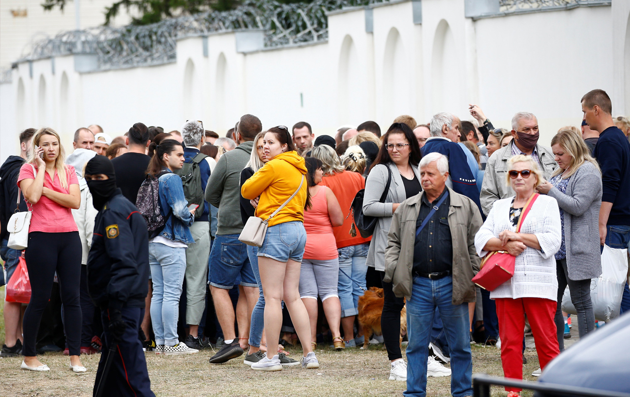 Ланцюг солідарності в Білорусі: силовики почали переходити на бік демонстрантів (фото і відео)