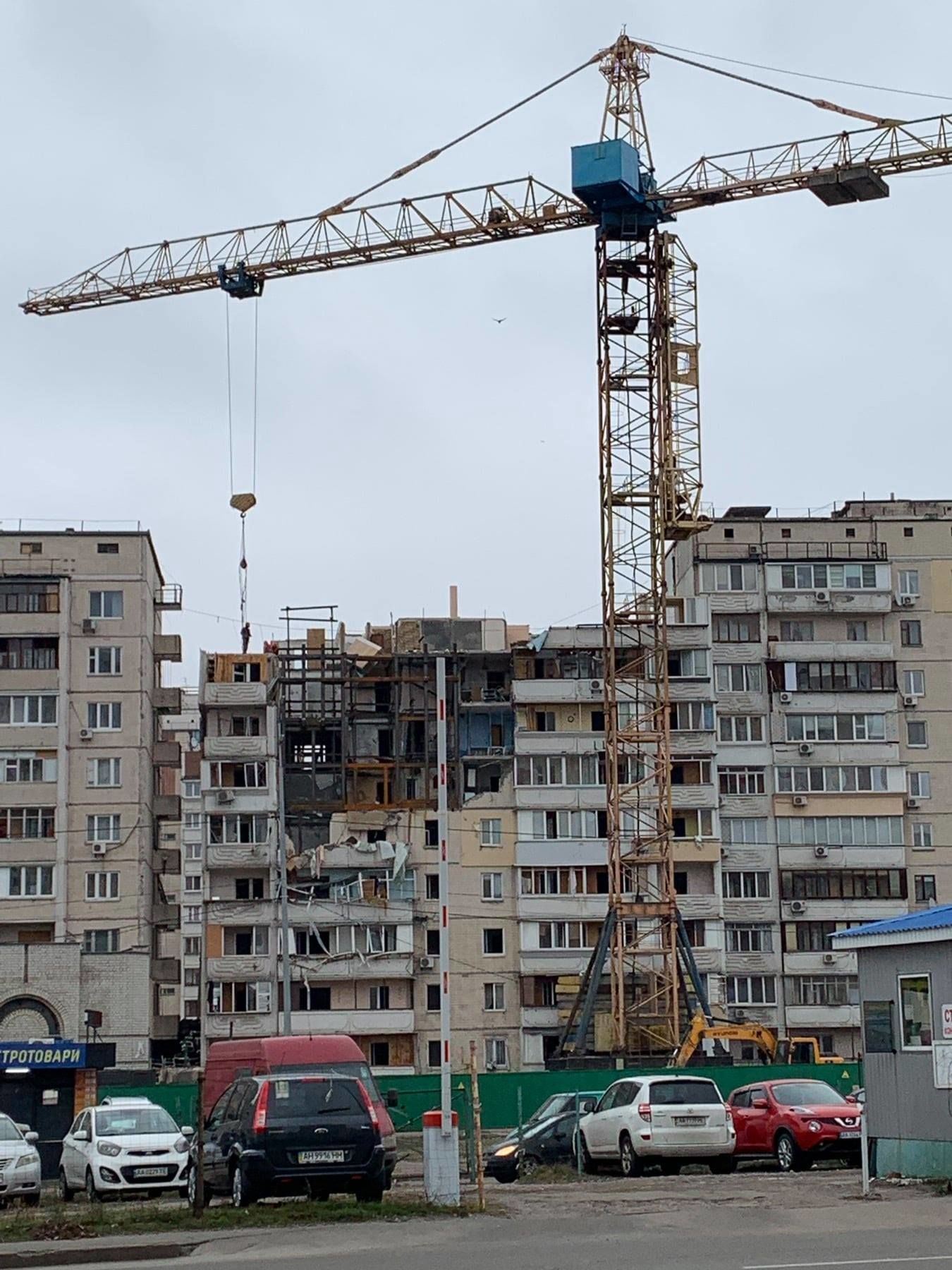 В Киеве разбирают многоэтажку на Позняках, которую разрушил взрыв