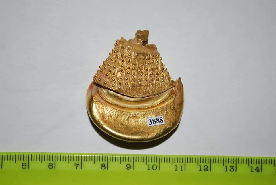 На Закарпатье археологи обнаружили кельтское украшение из золота: фото находки