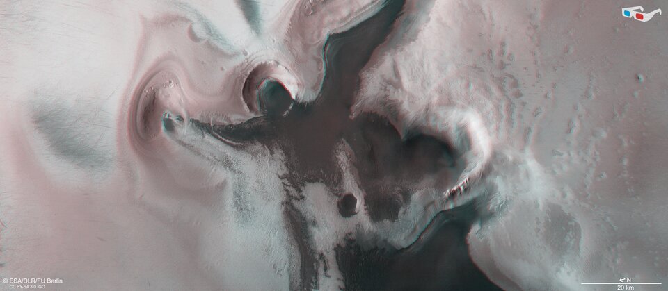 Ученые показали изображение ангела на поверхности Марса: впечатляющие фото