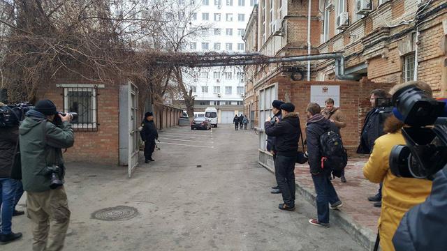 Допит Януковича: кортеж екс-президента прибув до будівлі ростовського суду