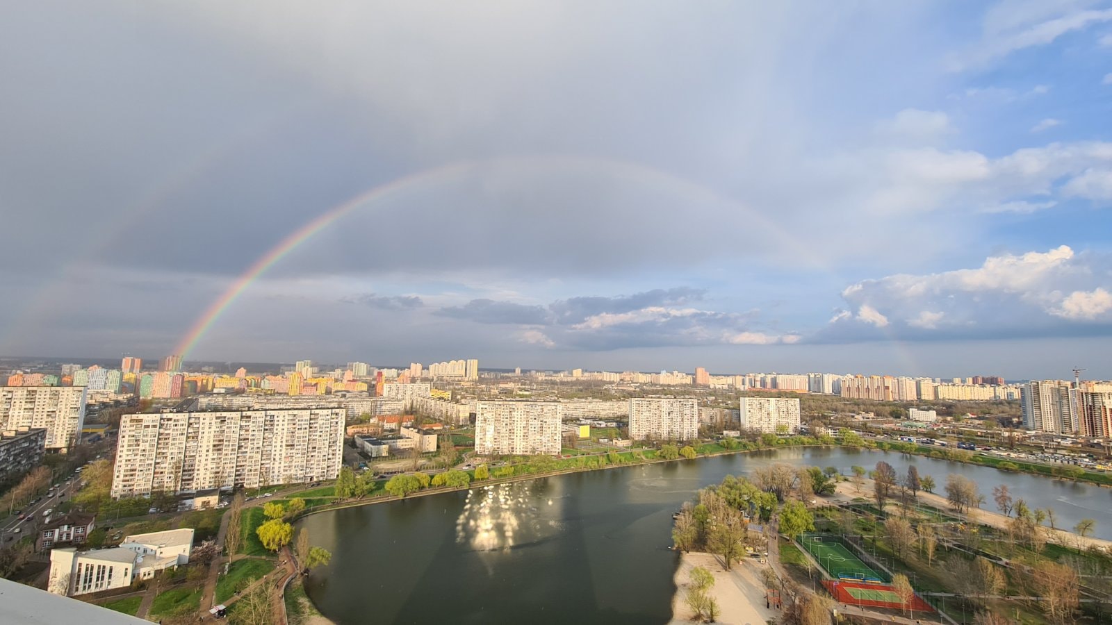 Над небом Києва розкинулася чарівна веселка-міст: &quot;весняна природа незабутня!&quot; (Фото)