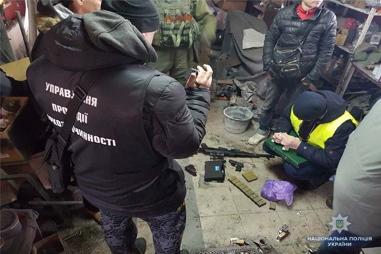 В Киеве разоблачили банду наркоторговцев с арсеналом оружия