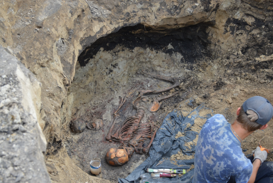 Под Луганском в кургане нашли захоронения загадочного племени с удлиненными головами (фото)