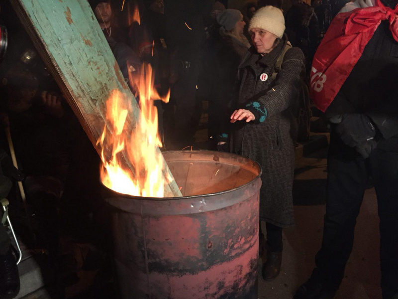 Прихильники Саакашвілі принесли бочки і шини під будівлю СБУ