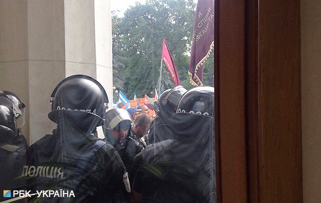 Митинг под Радой: в правительственный квартал стянули 500 правоохранителей