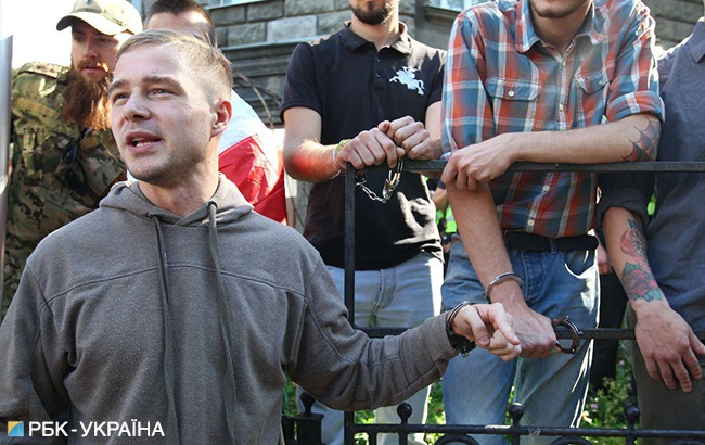 Під АПУ кілька іноземних добровольців АТО прикували себе до паркану