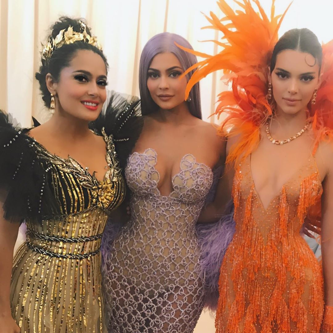 Струнка і спекотна: 52-річна Сальма Хайєк блищить в золотистій сукні від Gucci