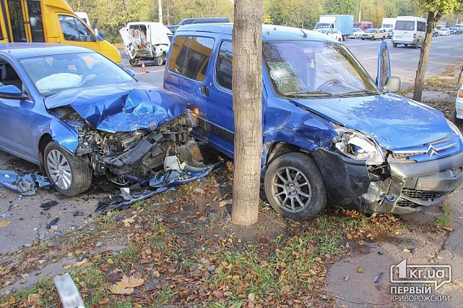 У Кривому Розі зіткнулися п'ять авто: дев'ять потерпілих