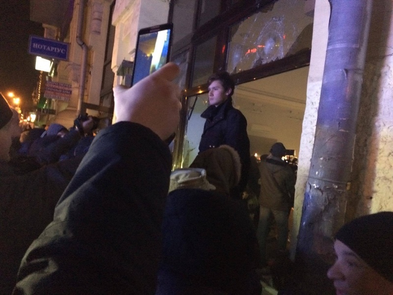 Представители правых организаций разгромили офис Медведчука и отделение "Сбербанка России"