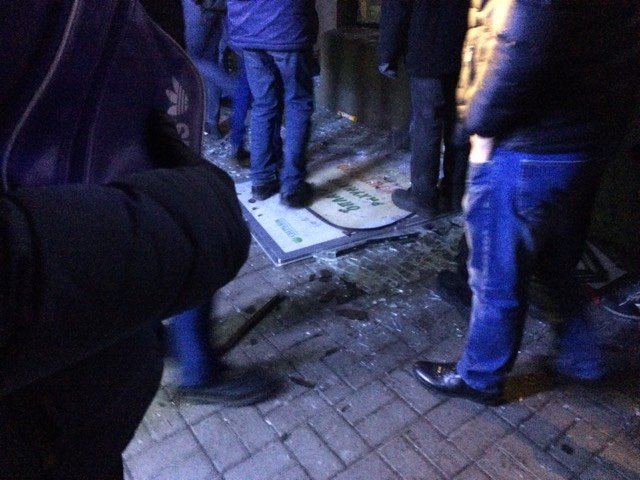 Представители правых организаций разгромили офис Медведчука и отделение "Сбербанка России"