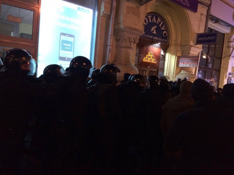 Представители правых организаций разгромили офис Медведчука и отделение "Сбербанка России"