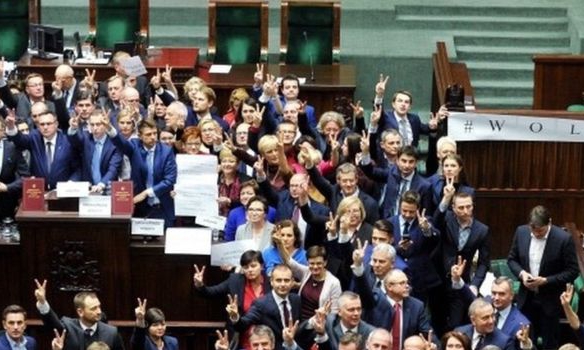 Польська опозиція заблокувала усі виходи з будівлі парламенту